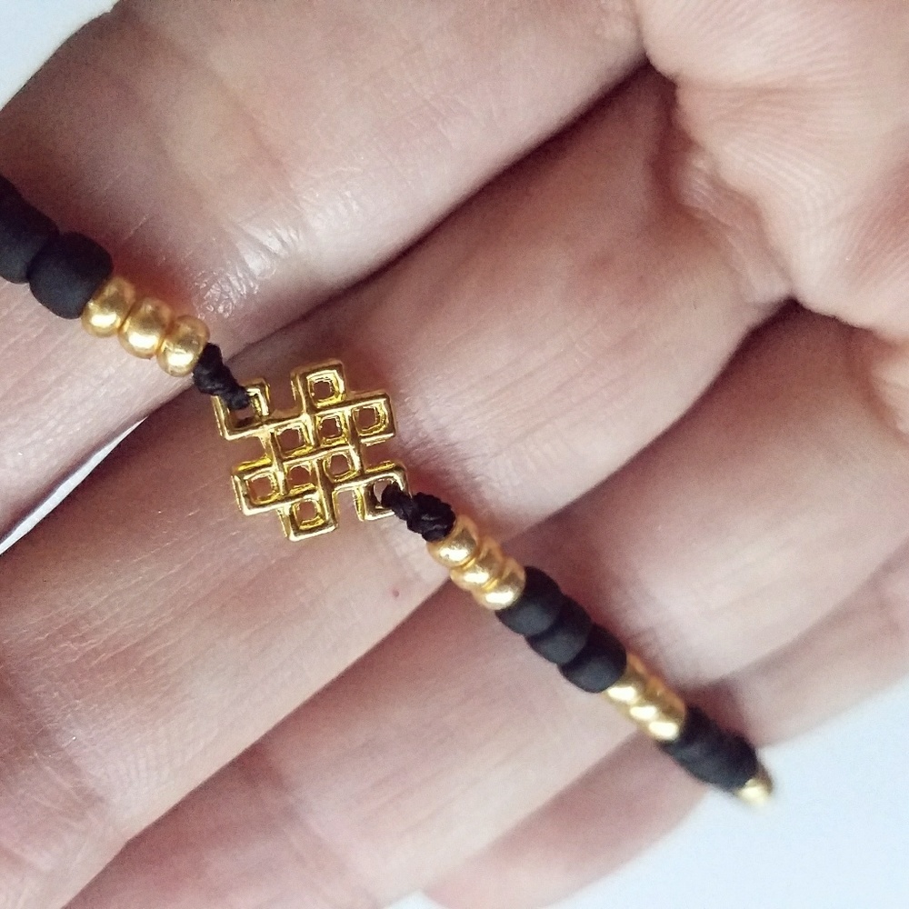 Black and gold beaded bracelet